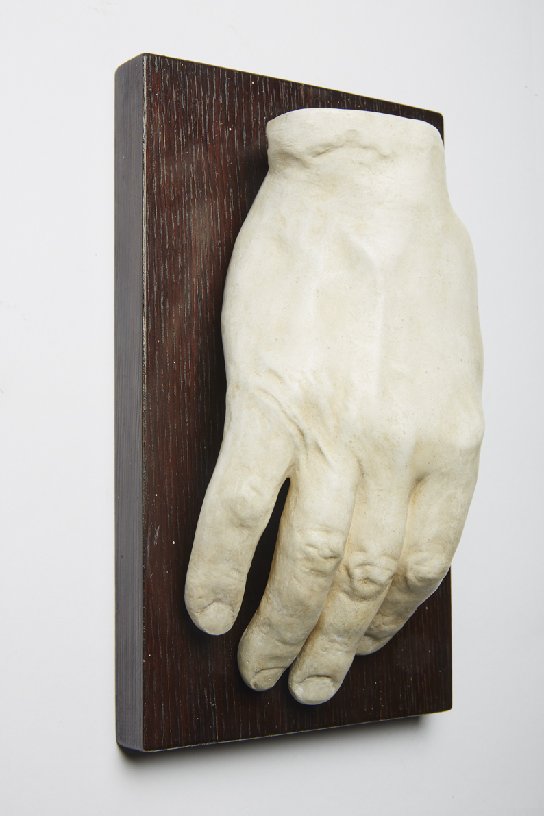 Johann Wolfgang von Goethe, rechte Hand auf Holzplatte