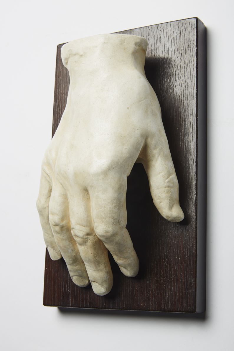 Johann Wolfgang von Goethe, rechte Hand auf Holzplatte