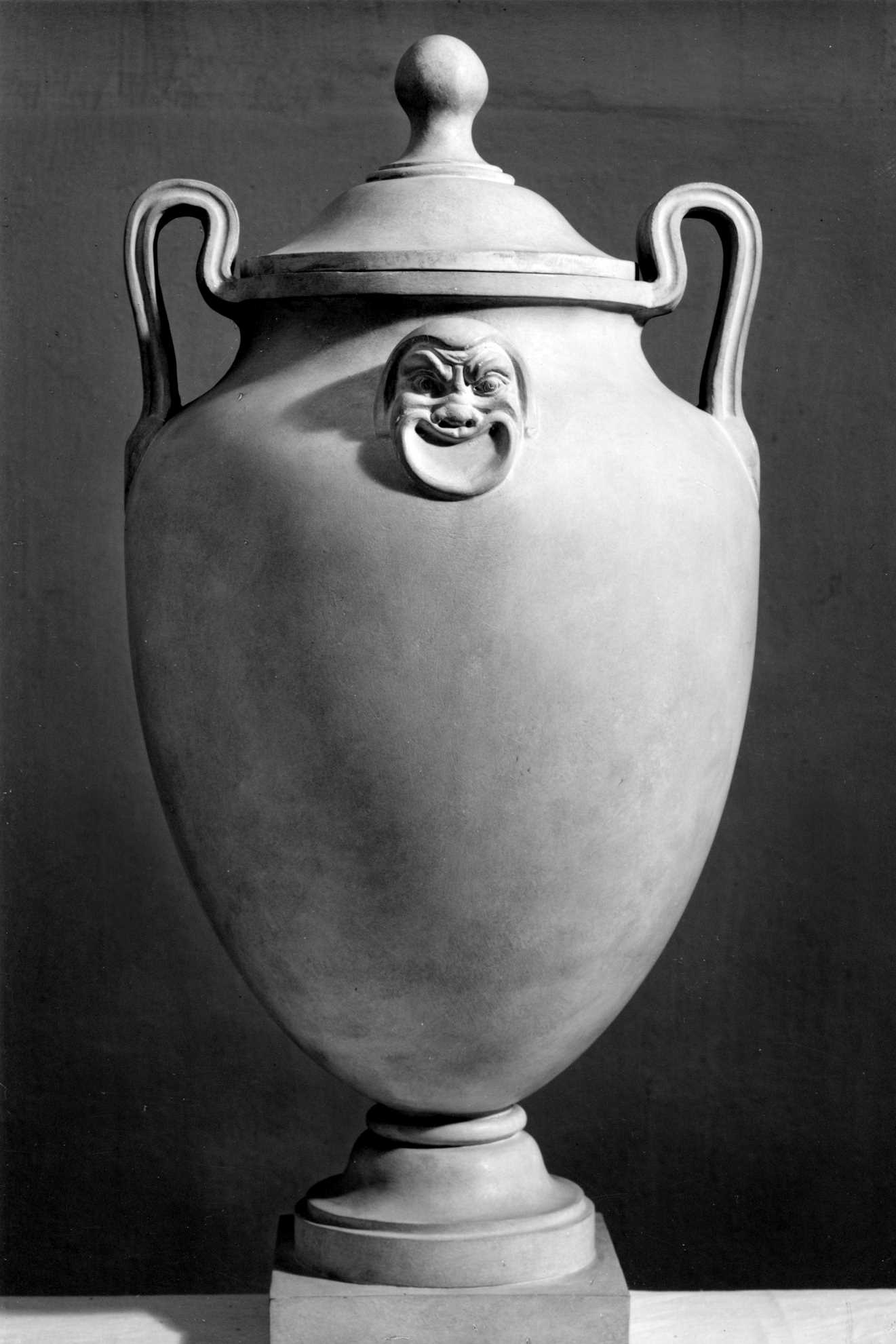 Amphora mit zwei Masken