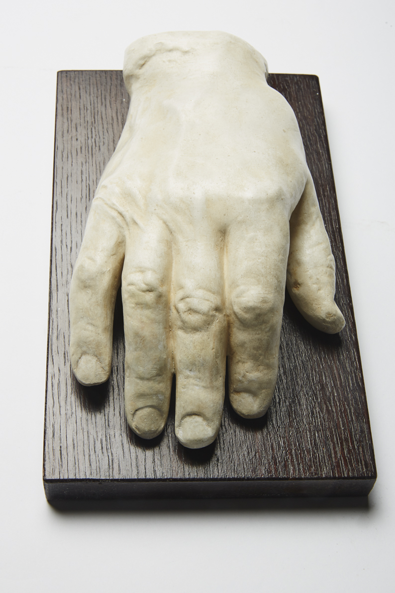 Johann Wolfgang von Goethe, rechte Hand auf Holzplatte